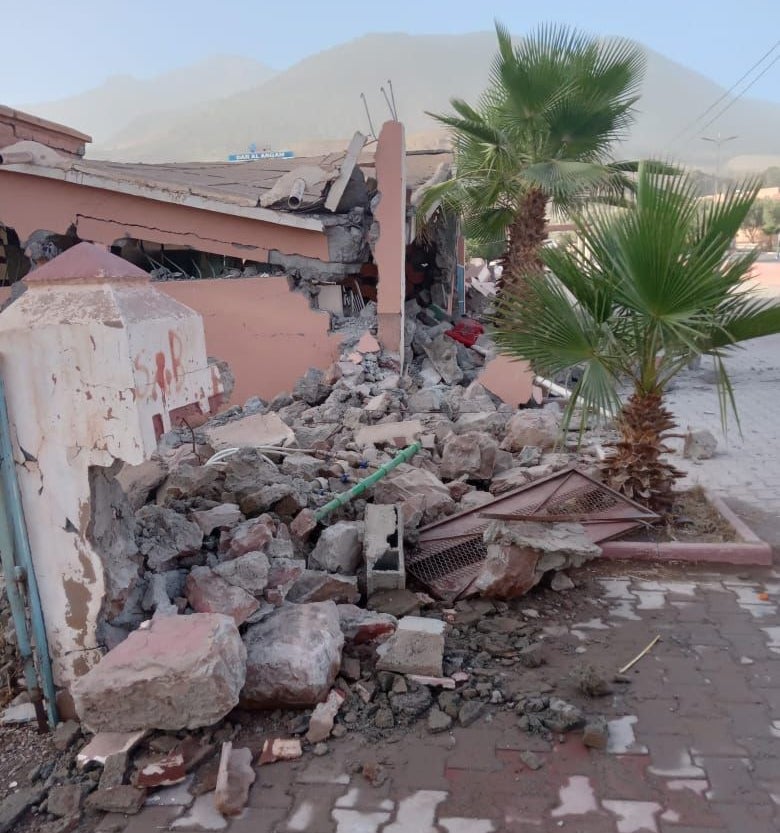 Los escombros rodean un edificio destruido.